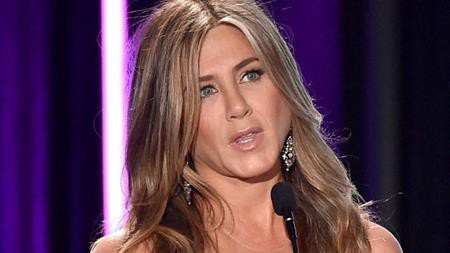 Vai Rachel trong “Friends” đã đem lại danh tiếng cho Jennifer Aniston. Tuy nhiên, trong phần phim thứ 9, đã có một tập phim mà nhân vật Rachel không phải do Jennifer Aniston thể hiện. Chẳng rõ vì lí do gì mà nhà sản xuất đã phải dùng đến thế thân trong cảnh quay này và khiến cho nhiều khán giả phải bối rối.