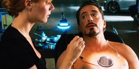 “Iron man” là một bộ phim ngập tràn kỹ xảo. Tuy nhiên, một trong những cảnh quay đáng nhớ nhất, khi nhân vật Pepper Pots chạm vào lò phản ứng trên ngực Người Sắt lại được thực hiện theo cách rất “thủ công”. Nhà sản xuất đã tạo ra một thân hình giả cho nhân vật và những gì nam tài tử Robert Downey Jr. cần làm là ngồi yên rồi vờ như Pepper Pots đang thực sự chạm vào ngực mình.