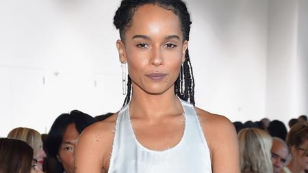 Zoe Kravitz là con gái của nam ca sĩ Lenny Kravitz và nữ diễn viên Lisa Bonet. Sớm gây ấn tượng với gu thời trang cực chất, có một ban nhạc riêng và là người mẫu cho nhiều thương hiệu, Zoe Kravitz còn bén duyên diễn xuất và nhanh chóng có cơ hội góp mặt trong hàng loạt dự án phim đình đám như “Divergent”, “Mad Max: Fury road” hay “X-Men: First class”.