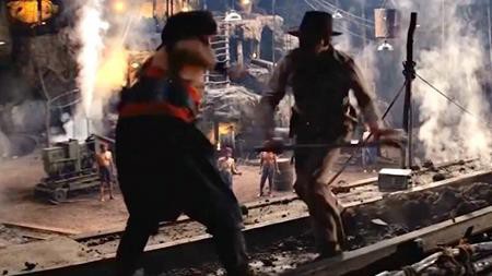 Harrison Ford đã dính chấn thương lưng nghiêm trọng trên phim trường của “Indiana Jones and the Temple of Doom”. Rất may là đạo diễn Steven Spielberg đã chuẩn bị sẵn diễn viên đóng thế Vic Armstrong cho Harrison Ford. Và cảnh chiến đấu quan trọng giữa nhân vật chính với đám chiến binh Thuggee trên phim thực chất cũng cho Vic Armstrong thực hiện.