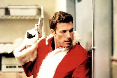 Do bị tống tiền nên nhân vật Rudy Duncan (Ben Affleck thể hiện) trong phim “Reindeer games buộc phải tham gia một vụ trộm và màn hóa thân thành ông già Noel cũng là một phần kế hoạch cải trang đột nhập của nhân vật này