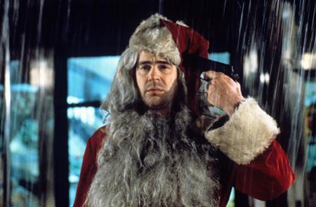 Khác với vẻ ấm áp, vui tươi thường thấy, ông già Noel của Dan Aykroyd trong phim “Trading places” lại xuất hiện ủ rũ với một bộ cánh cáu bẩn