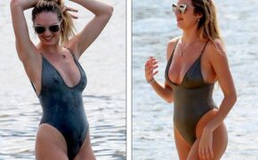 Candice Swanepoel tung tăng khoe dáng với áo tắm