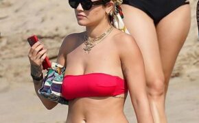 Rita Ora gợi cảm khoe dáng trong kỳ nghỉ giáng sinh
