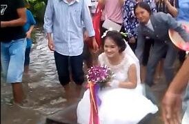 Clip cô dâu Nam Định ngồi thuyền hoa lênh đênh trên đường ngập nước