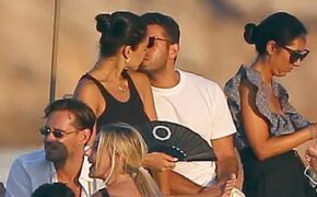 Shanina Shaik tình tứ bên trai lạ