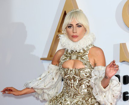 Lady Gaga mặc váy cầu kỳ đi quảng bá phim