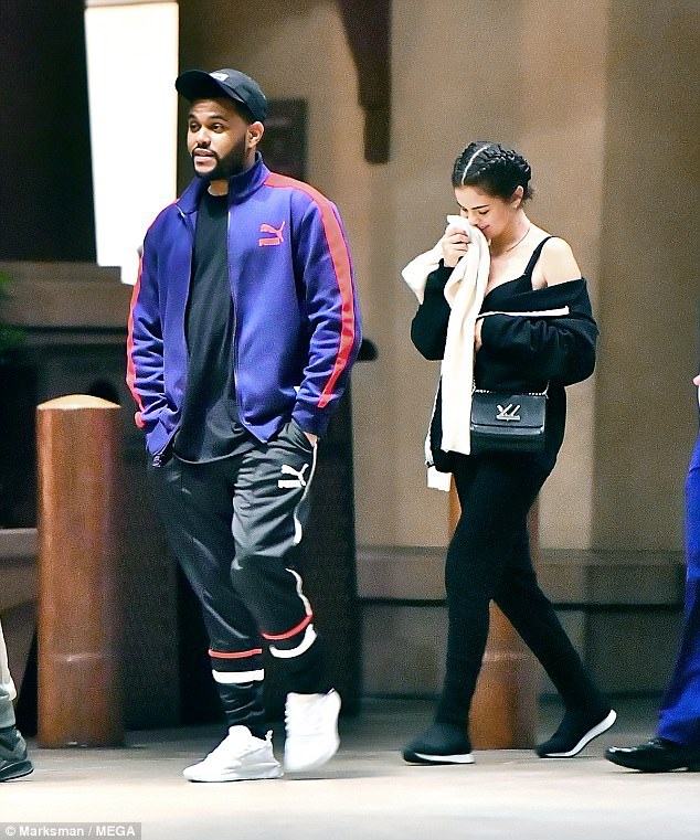  Selena Gomez cùng bạn trai The Weeknd đi chơi công viên Disneyland ở California ngày 21/8 vừa qua 