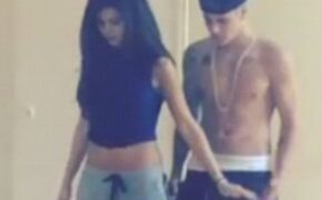 Justin Bieber tình tứ bên Selena Gomez