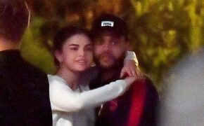 Selena Gomez hạnh phúc bên bạn trai đi chơi công viên