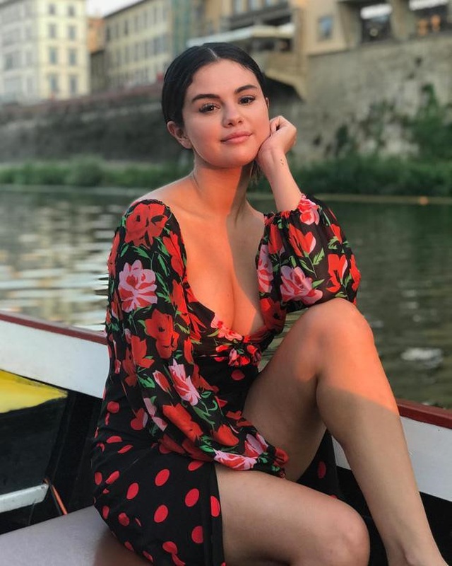 Ảnh bán “nude” của Selena Gomez được chia sẻ - 2