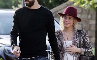 Shakira hạnh phúc nắm tay tình trẻ dạo phố