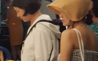 Song Hye Kyo mặt “mộc” đi du lịch cùng bạn tại Pháp