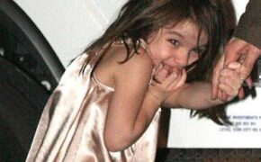 Bé Suri Cruise làm duyên trước thợ săn ảnh