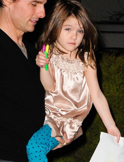 Bé Suri Cruise làm duyên trước thợ săn ảnh - 5