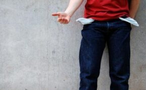 Nam sinh viên “méo mặt” vì cháy túi sau ngày 8/3