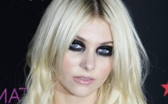 Sao teen “nghiện” trang điểm đậm