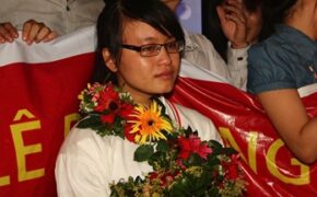 Thí sinh nữ duy nhất bật khóc ngon lành sau khi “leo núi”