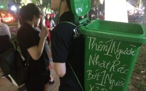 Thanh niên địu thùng rác, nhặt phế phẩm trên phố đi bộ