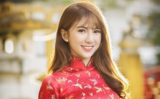 Thiếu nữ Sài Gòn duyên dáng trong tà áo dài chờ đón Xuân sang