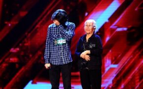 Hồ Quỳnh Hương rơi nước mắt vì tiếng hát của chàng trai giữ xe 17 tuổi