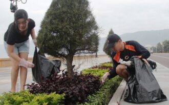 Tình nguyện viên quốc tế dọn rác ở bãi biển Quy Nhơn