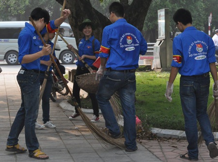 Chuyện những SV làm đẹp cho “cụ rùa đá” - 2