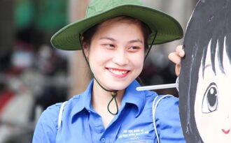 Nụ cười thiếu nữ tình nguyện xua tan nắng nóng mùa thi