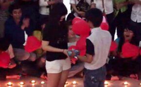 Kết trái tim bằng nến tỏ tình giữa sân trường đại học