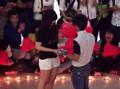 Kết trái tim bằng nến tỏ tình giữa sân trường đại học