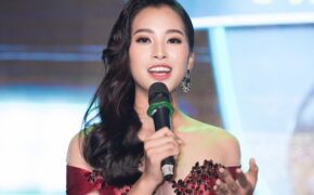 Hoa hậu Trần Tiểu Vy bối rối khi chạm mặt cầu thủ Quang Hải