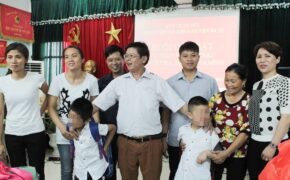 Vụ nuôi nhầm con ở Ba Vì: Người mẹ bật khóc trong buổi lễ trao nhận con