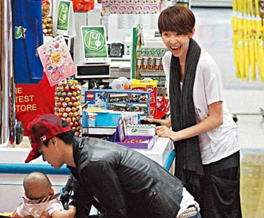 Khoảnh khắc đời thường của vợ chồng Thái Thiếu Phân