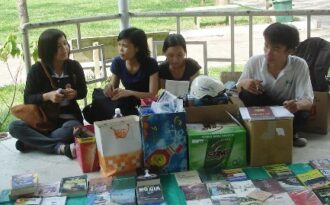 Hai nữ sinh mở thư viện sách miễn phí… giữa công viên