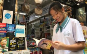 Nữ sinh lớp 9 bán dầu dừa làm tủ sách, xóa cảnh “sát nhà không biết nhau”