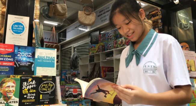 Nữ sinh lớp 9 bán dầu dừa làm tủ sách, xóa cảnh “sát nhà không biết nhau”