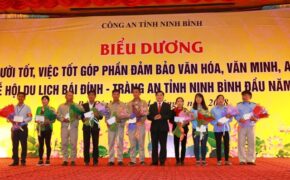 Tuyên dương 23 người “nhặt được của rơi trả người đánh mất”