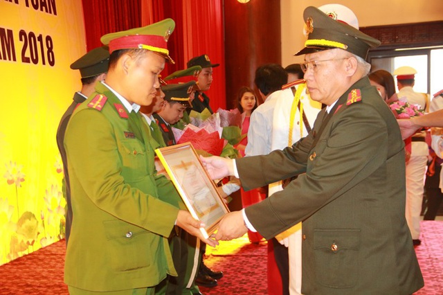 Đại tá Đinh Hoàng Dũng - Giám đốc Công an tỉnh Ninh Bình tặng giấy khen cho một cán bộ Công an là tấm gương người tốt việc tốt trong lúc làm nhiệm vụ.