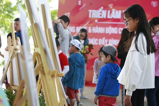 Triển lãm ảnh “Lắng nghe và Hành động chấm dứt bạo lực giới, thúc đẩy bình đẳng giới ”