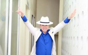 Michael Lang tặng quà cho sinh viên Đại học Nha Trang