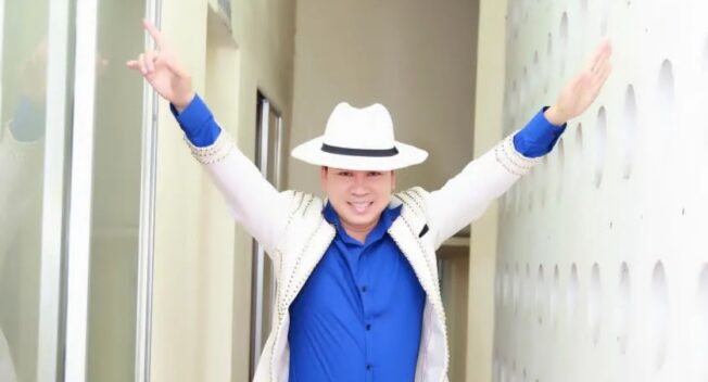 Michael Lang tặng quà cho sinh viên Đại học Nha Trang