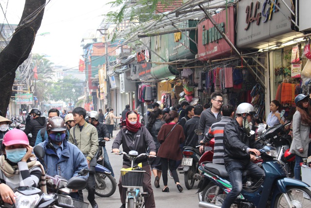 Trong ngày Valentine, con phố này càng trở nên nhộn nhịp, tấp nập. Vào giờ cao điểm, các bạn trẻ càng kéo đến đây nhiều hơn khiến lượng người tăng đột biến, làm cho cả khu chợ đôi lúc trở nên “nghẹt thở”.