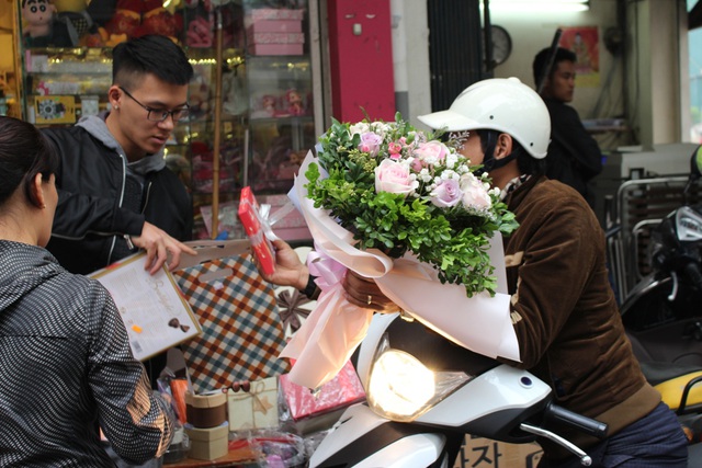 Anh Quân (Trường Chinh, Hà Nội) mua hoa và socola tặng vợ sau giờ tan sở. Anh chia sẻ: Từ ngày còn yêu nhau, tôi đã hay mua quà tặng người yêu ở đây. Giờ đã trở thành vợ chồng nhưng tôi vẫn giữ thói quen này. Có thể nói, khu chợ này lưu giữ khá nhiều kỷ niệm của cả 2 vợ chồng.