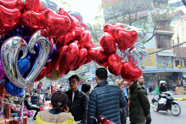 Vào ngày Valentine, những chùm bóng bay hình trái tim đủ màu sắc là thứ thường gặp trên đường phố Hà Nội.