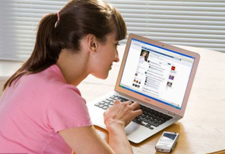 Nhiều bạn trẻ dùng facebook để... thoải mái nói tục (ảnh mang tính minh họa)