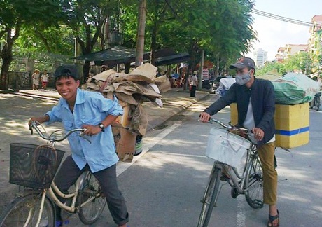 Nụ cười trên khuôn mặt thành viên Nhóm Ve chai sau buổi thu nhặt thành công