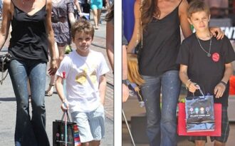 Victoria hòa mình vào dòng người tấp nập đưa các con đi mua sắm