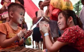 Bệnh nhi đón Trung thu sớm trong bệnh viện