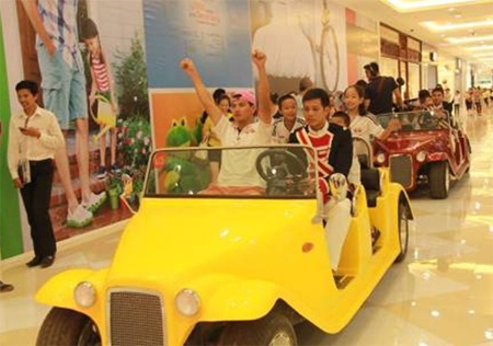 “Cầu thủ tý hon” khám phá Vincom Mega Mall Royal City