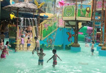 Các “cầu thủ nhí” rất hào hứng với những trò chơi dưới nước tại Vinpearl Water Park